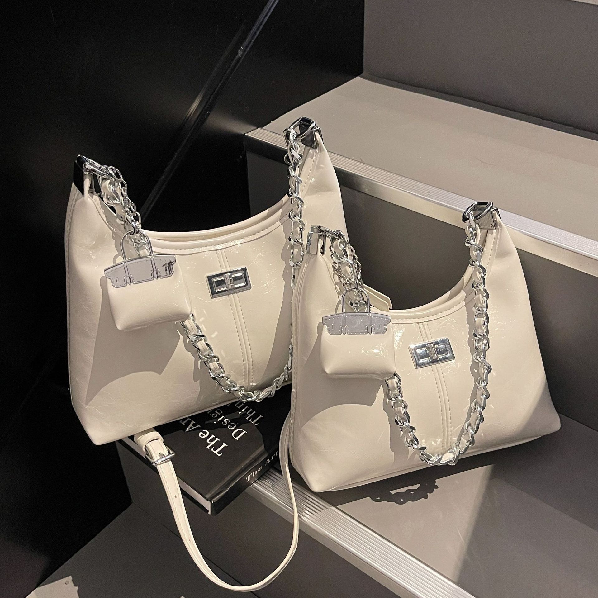 The diamond-patterned embroidered chain handbag is a new trendy crossbody bag for women in spring 2025. It is a versatile single-shoulder and underarm bag full figure
