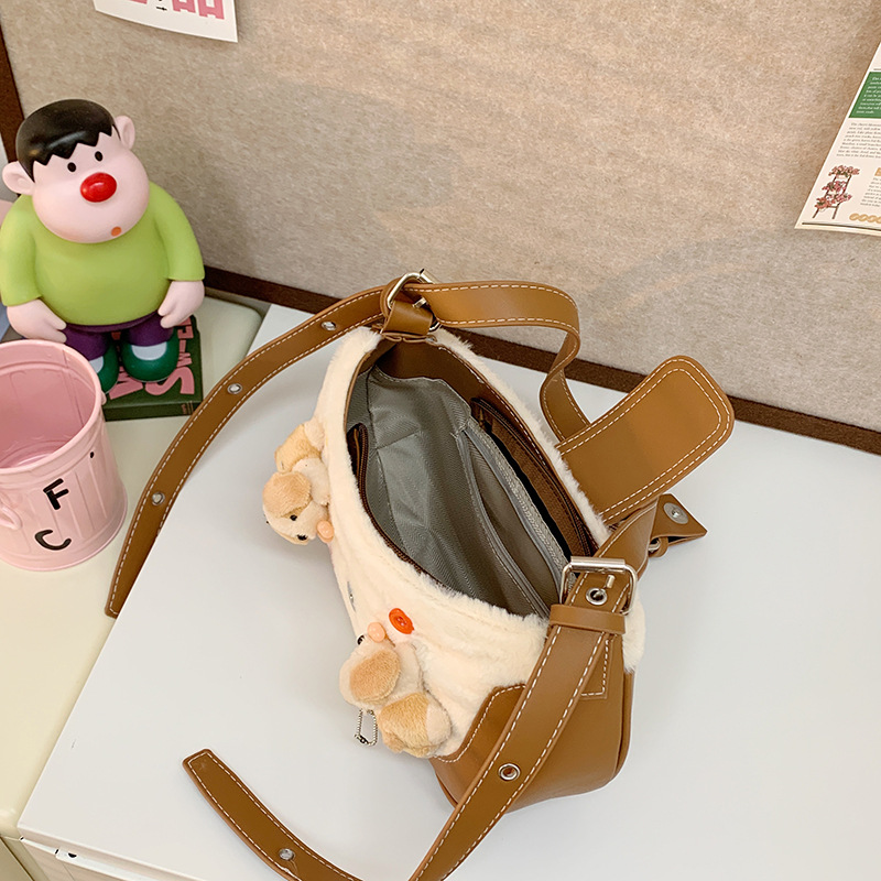 This is a new, stylish and versatile single-shoulder crossbody bag for women with a niche design in 2024. It exudes a sense of sophistication and is suitable for commuting Application Scenario