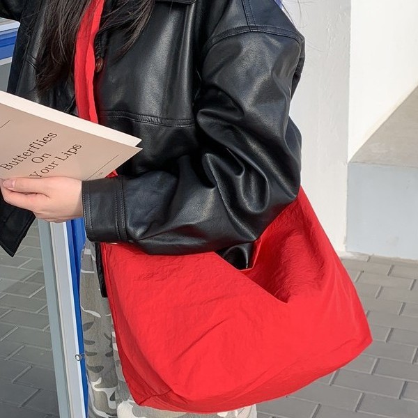 The waterproof nylon bag crossbody bag shines with a new versatile dumpling bag. It's a simple and versatile large-capacity single-shoulder bag for classes details Picture