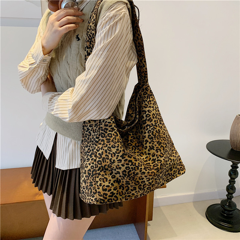 Fashionable leopard print canvas bag, large-capacity single-shoulder bag for women, 2024 new Japanese-style versatile and laid-back casual tote bag full figure
