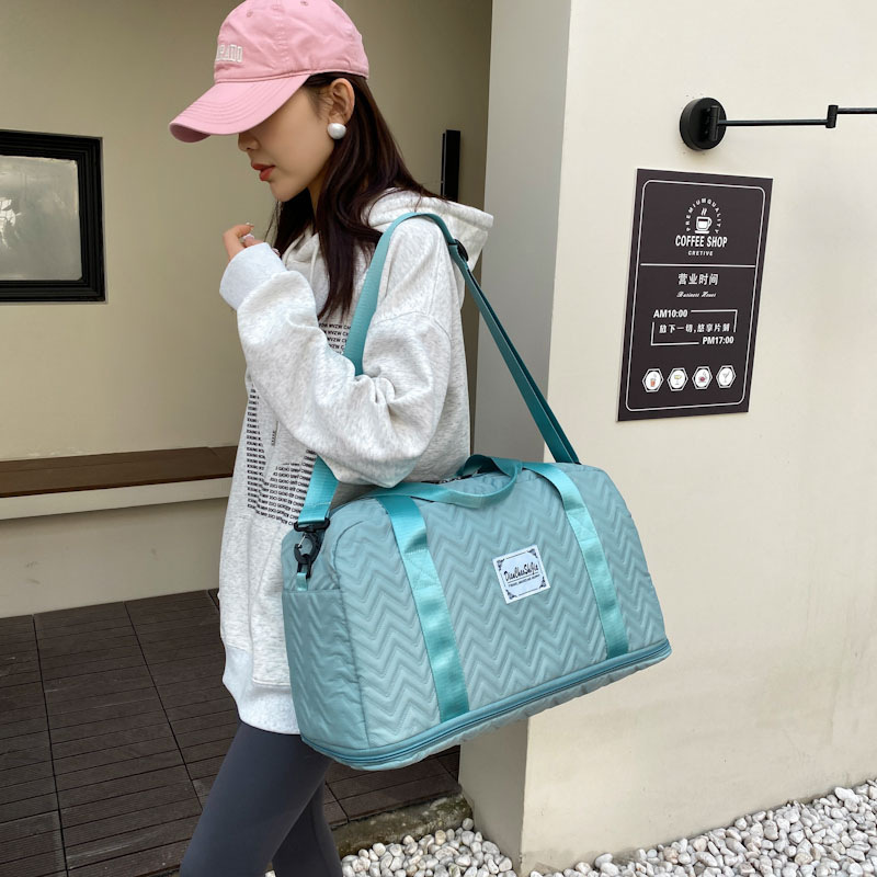 Large-capacity expandable travel mother and child bag, hand-held short-distance storage bag, stretchable handle maternity bag, sports and fitness bag Application Scenario