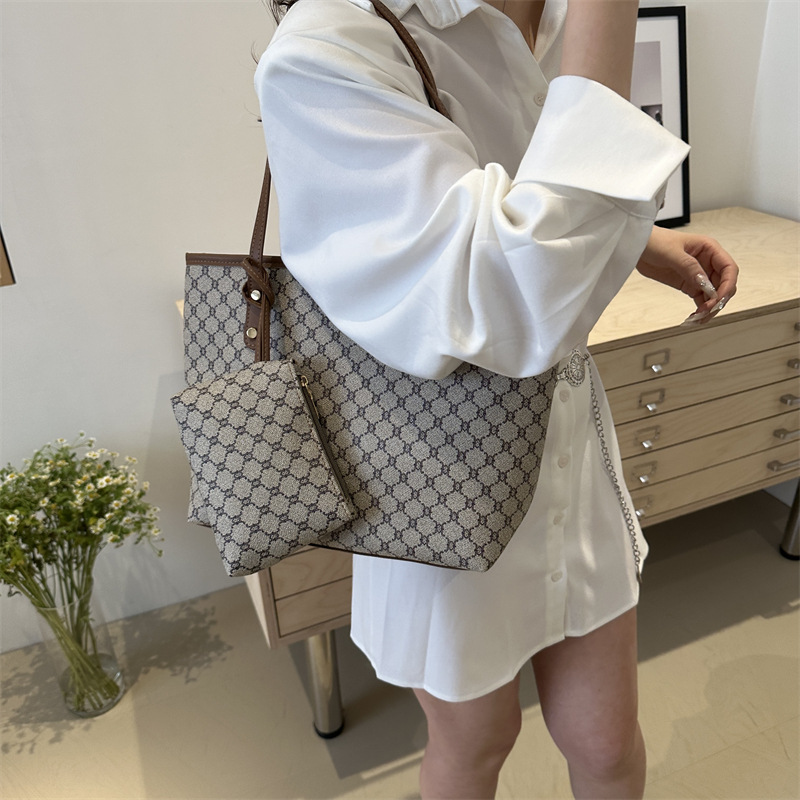 A simple and fashionable large-capacity bag for women, a new Spring 2024 trendy tote bag for commuting, a large-capacity hand-held shoulder bag Specification drawing