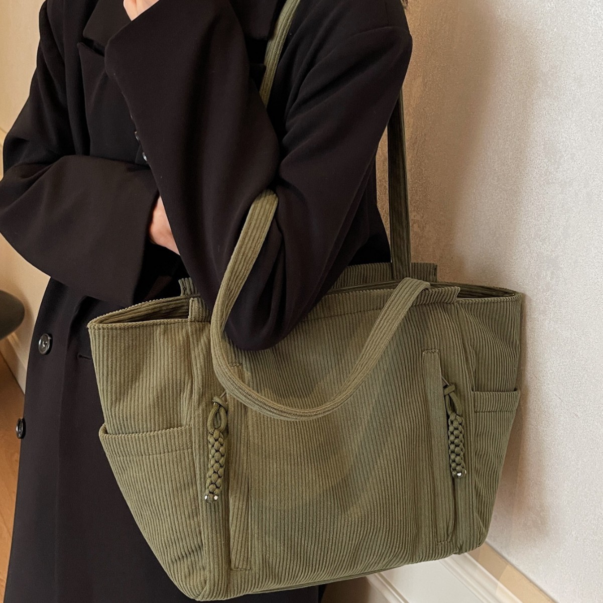 Autumn and winter fashion new large-capacity thickened tote bag, corduroy multi-pocket single-shoulder bag, retro thick commuting bag Application Scenario