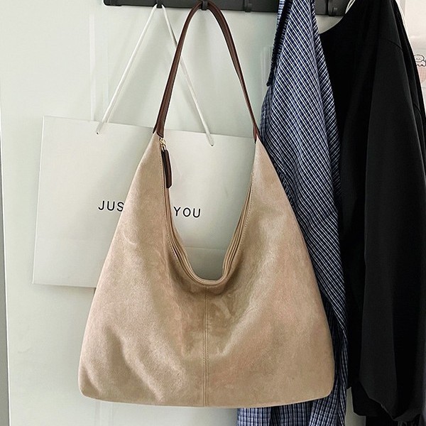 2024 New autumn and winter frosted velvet underarm bag, high-end women's tote bag, fashionable commuting large-capacity single-shoulder bag details Picture