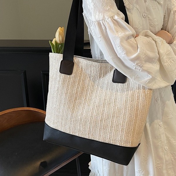 A niche design straw weaving color-blocking large-capacity tote bag for women in 2025, a trendy weaving vacation versatile single-shoulder bag full figure