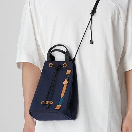 This is a new Spring/Summer 2025 stylish, high-end, and niche multi-color bucket bag for both men and women. It is a versatile and fashionable backpack details Picture