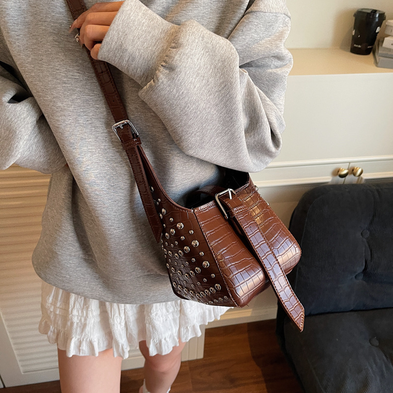 Cross-border versatile bucket bag with rivet design, commuting bag 2025 new style, high-end single-shoulder bag, solid color crossbody bag for women Application Scenario
