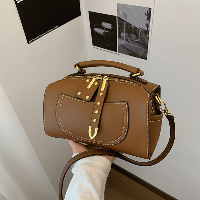 This year, the 2024 new high-end color-blocking single-shoulder crossbody bag for women is stylish and versatile. It's a small square hand-held bag details Picture