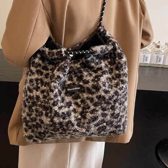 Winter fluffy bag for women, large-capacity 2024 new style, fashionable and simple single-shoulder bag, popular leopard print tote large bag full figure