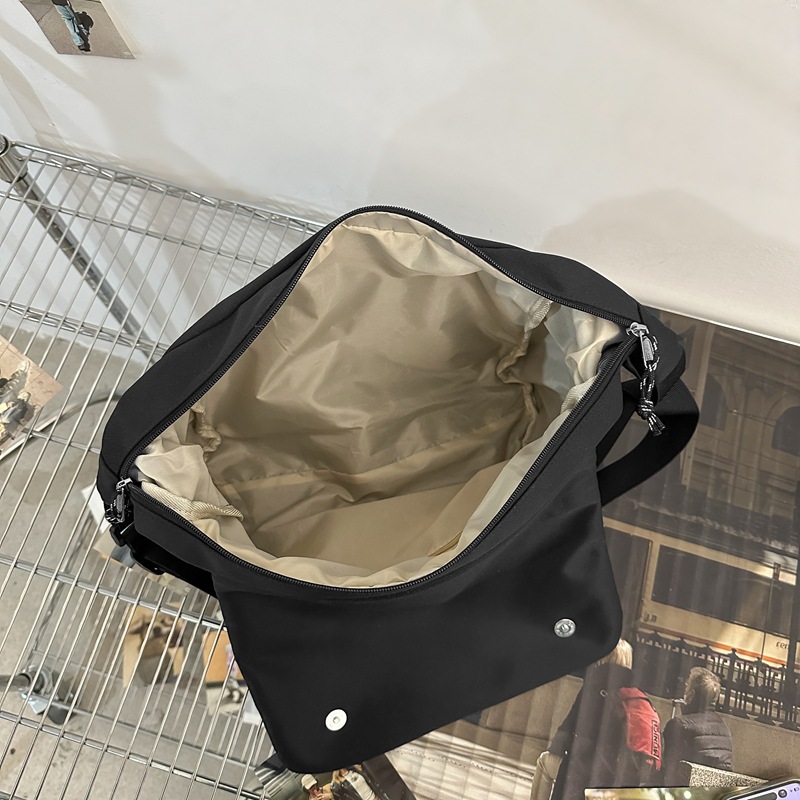 Men's crossbody bag, Korean style Instagram workwear, cool and trendy. College student couple's casual single-shoulder bag, trendy brand commuter messenger bag Application Scenario