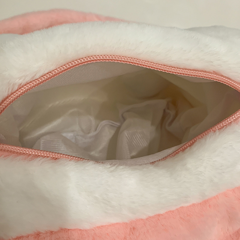 The 2024 autumn/winter new plush crossbody bag for girls is a versatile, sweet and cute children's backpack Application Scenario