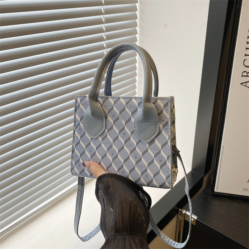 A niche and stylish printed single-shoulder bag, a retro and individualistic ins crossbody bag, and a casual underarm bag for the 2024 autumn collection full figure