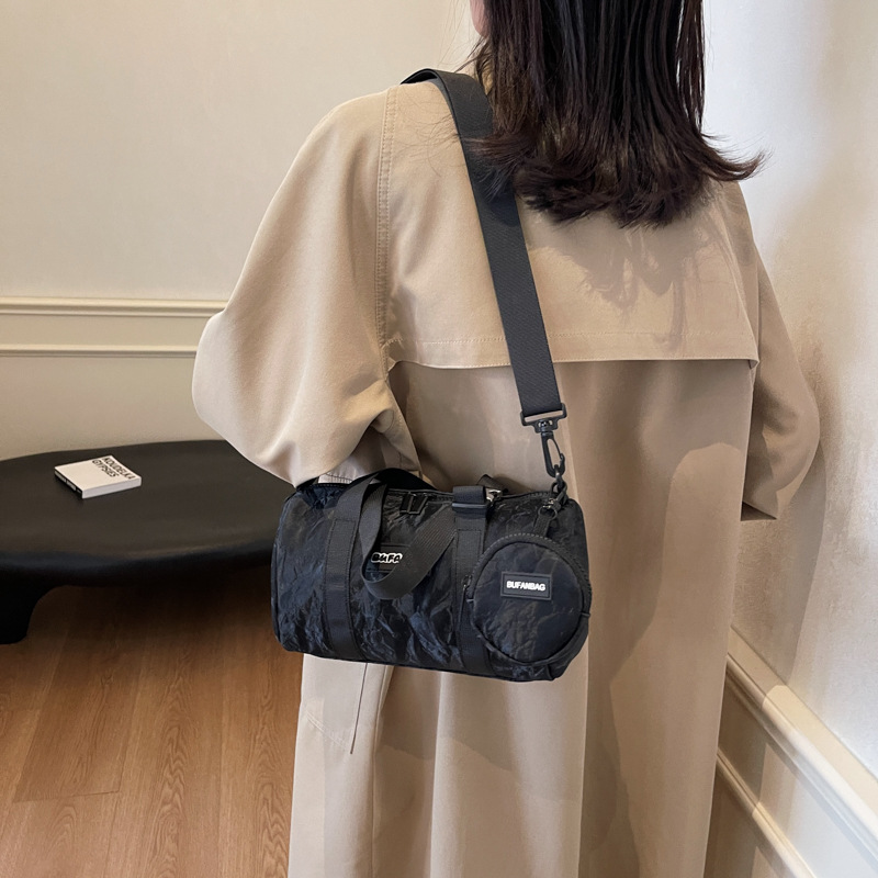 Large-capacity women's autumn and winter retro 2024 new style fashionable single-shoulder crossbody bag, versatile hand-carry commuting cylinder bag details Picture