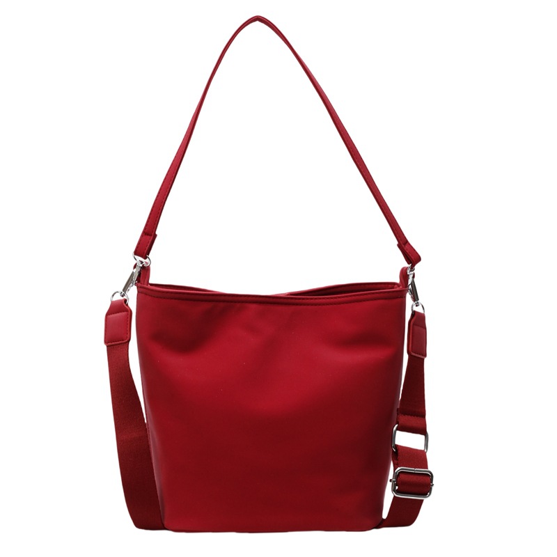 2025 New style personalized ins single-shoulder crossbody bag, simple and elegant bucket small square bag, trendy and stylish underarm bag Item Picture