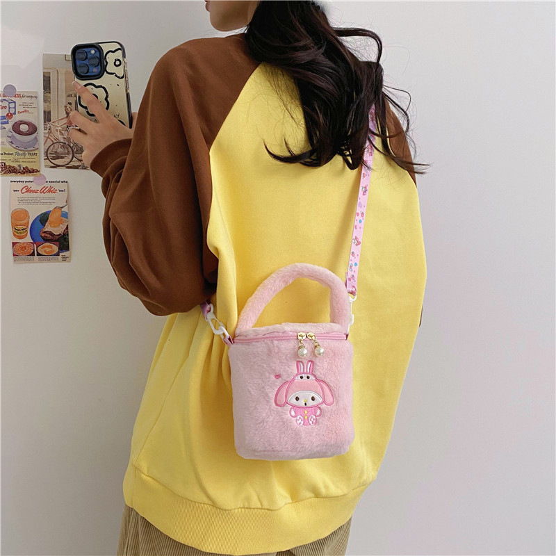 New cartoon Sanrio plush shoulder strap hand-held crossbody bag, claw machine doll plush bag, portable bucket bag Application Scenario