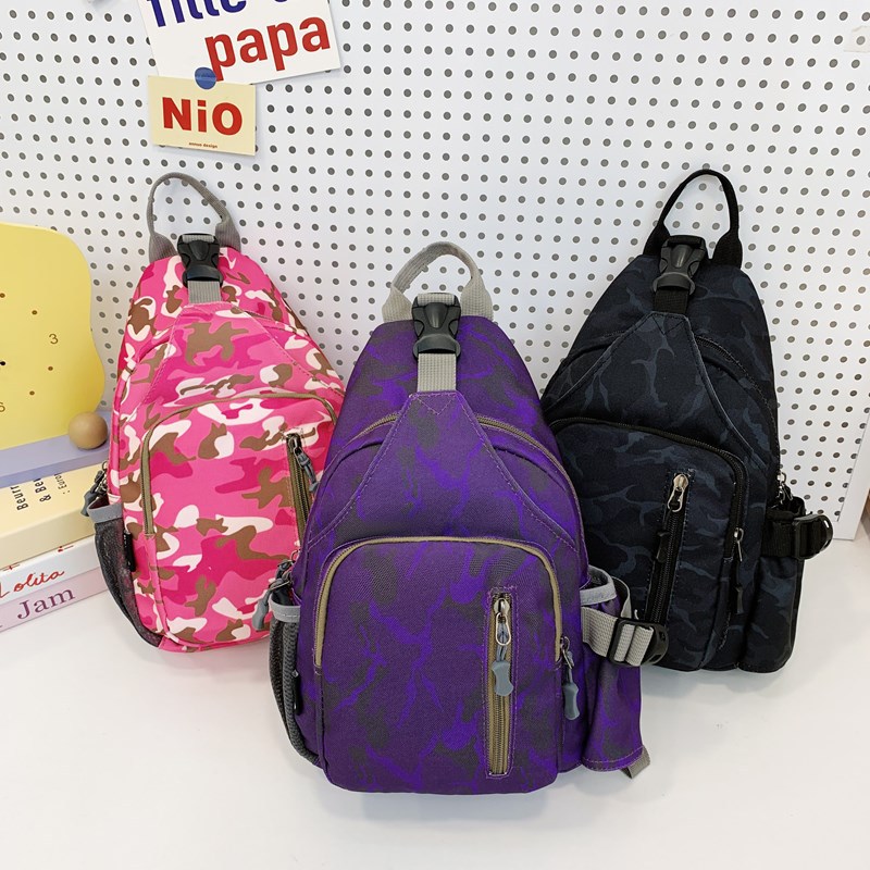 The new chest bag, a popular single-shoulder, fashionable crossbody bag for women, is a large-capacity casual sports backpack for travel Application Scenario