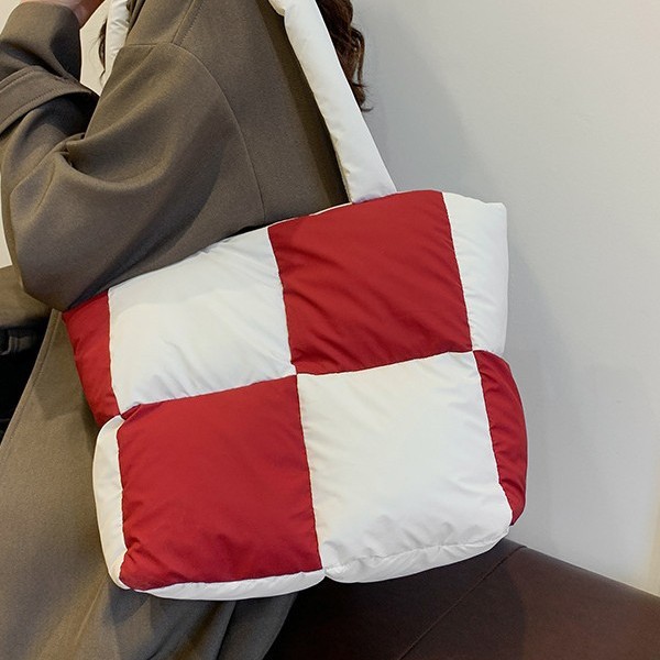 High-end textured tote bag, new fashionable cotton-padded jacket bag for women, trendy space cotton single-shoulder bag, hand-carry commuting color-blocking bag Application Scenario