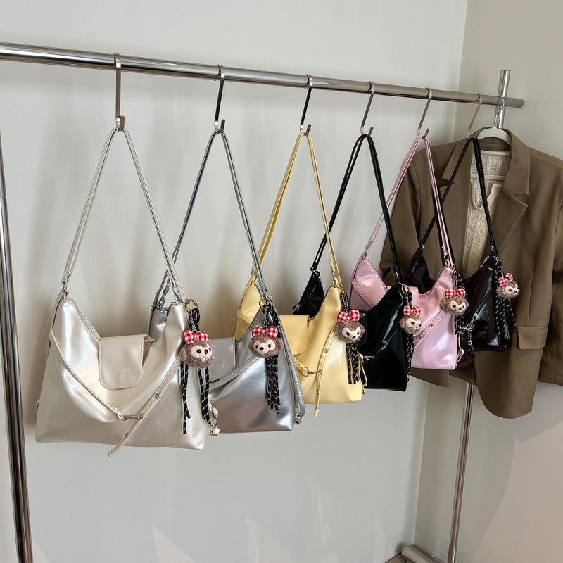 Retro underarm bag for women, 2025 Summer new style, laid-back and fashionable Korean tote bag, large-capacity spliced single-shoulder bag Application Scenario