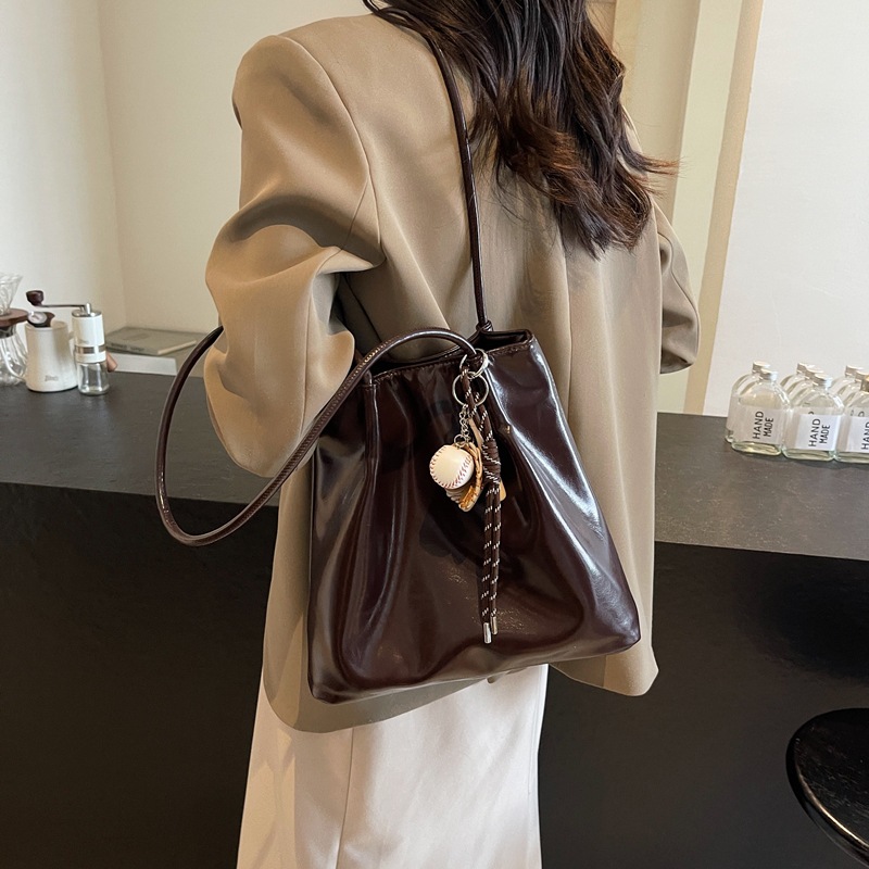 Oil wax leather bag for women, large capacity 2024 new style, high-end, fashionable and versatile casual single-shoulder bag, commuting bucket bag Application Scenario
