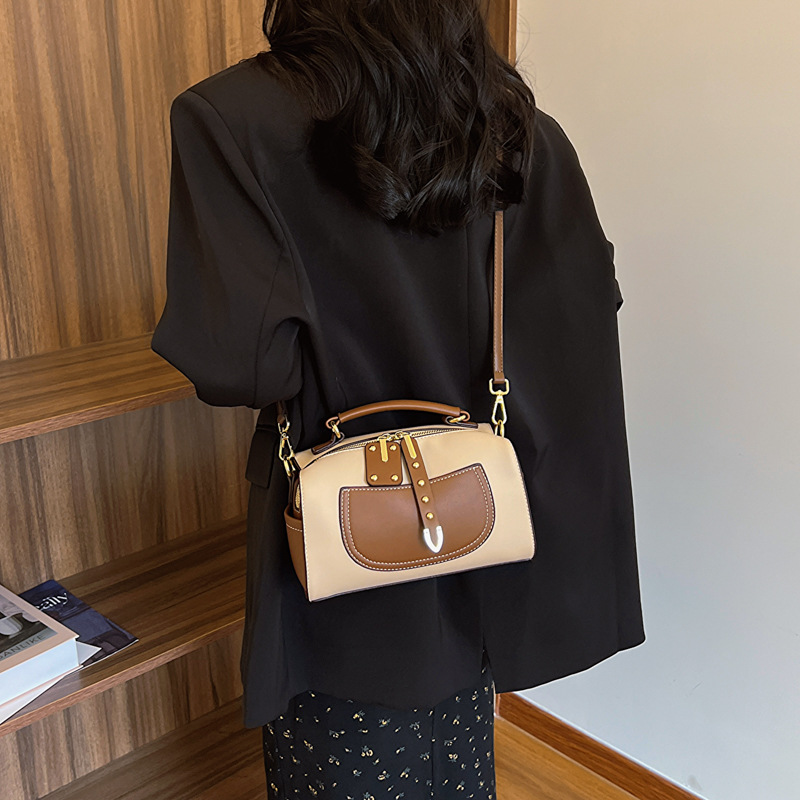 This year, the 2024 new high-end color-blocking single-shoulder crossbody bag for women is stylish and versatile. It's a small square hand-held bag Application Scenario