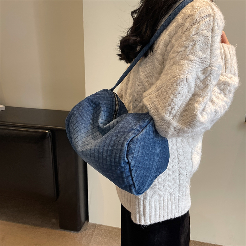 The new hand-held shoulder bag is a versatile Korean-style underarm bag with a niche design and a checkerboard pattern denim bag Application Scenario