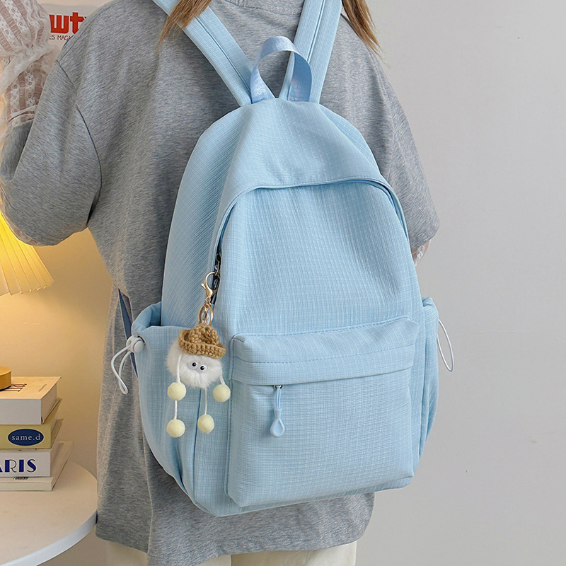 A new solid-color, simple and versatile, lightweight nylon backpack with a high aesthetic level. It is a schoolbag for junior high school, senior high school and college students Application Scenario
