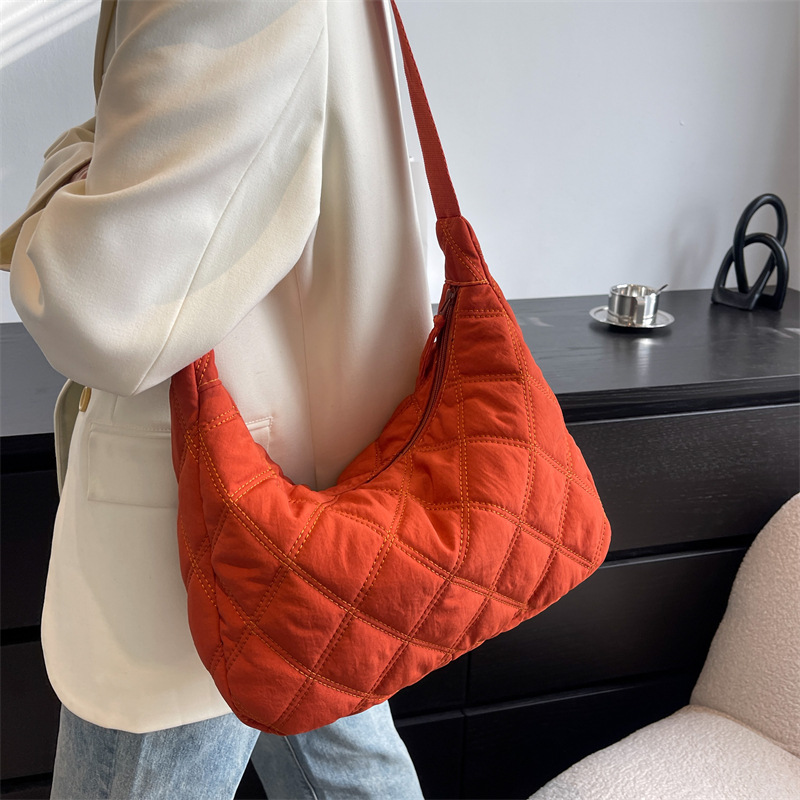 Crossbody bag for women 2021 Korean version Instagram Autumn/Winter diamond-shaped single-shoulder bag with large capacity casual cotton-padded jacket bag for women dumpling bag full figure