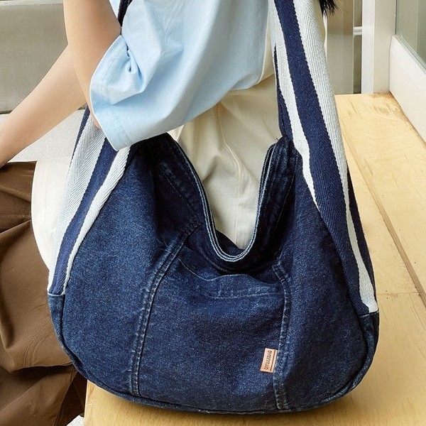 Versatile, casual, retro denim tote bag for women, 2024 new commuter underarm bag, shoulder bag, denim bag Application Scenario