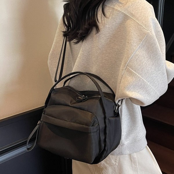 New simple, lightweight and casual bag, fashionable and versatile Oxford fabric women's crossbody bag, single-shoulder hand-carry commuting bag Application Scenario
