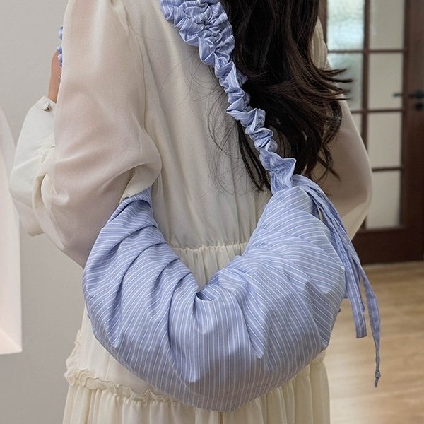 Spring New Style Korean Instagram girl crossbody bag with a laid-back Korean style and a large capacity dumpling bag full figure