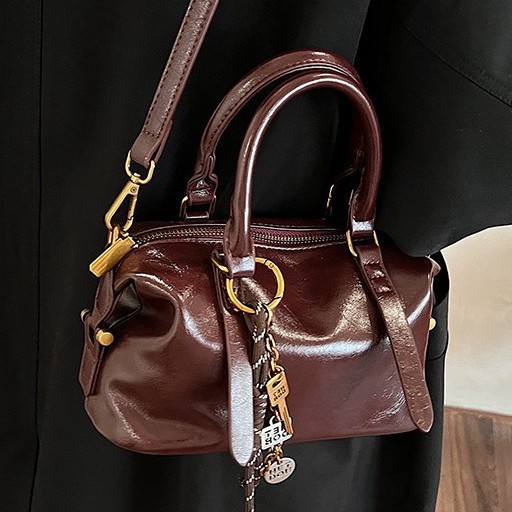 A light luxury and high-end soft-carry Boston bag for women, a new 2024 versatile and fashionable single-shoulder crossbody commuter bag Application Scenario