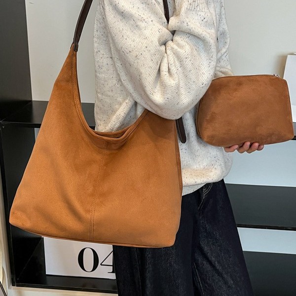 The 2024 new simple and retro large-capacity frosted underarm tote bag for women is a trendy autumn and winter hand-held shoulder bag Specification drawing