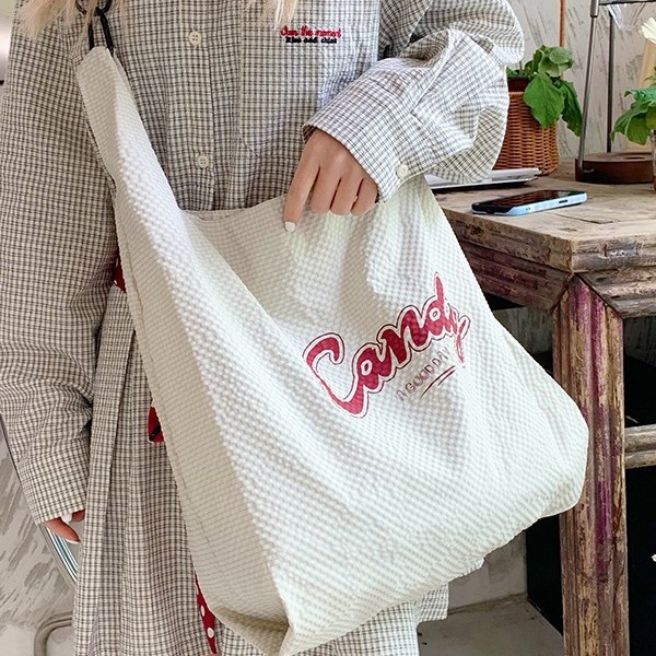 Nylon bag for women 2025 New style, fashionable large-capacity single-shoulder underarm bag, versatile and fashionable commuter student tote bag Application Scenario