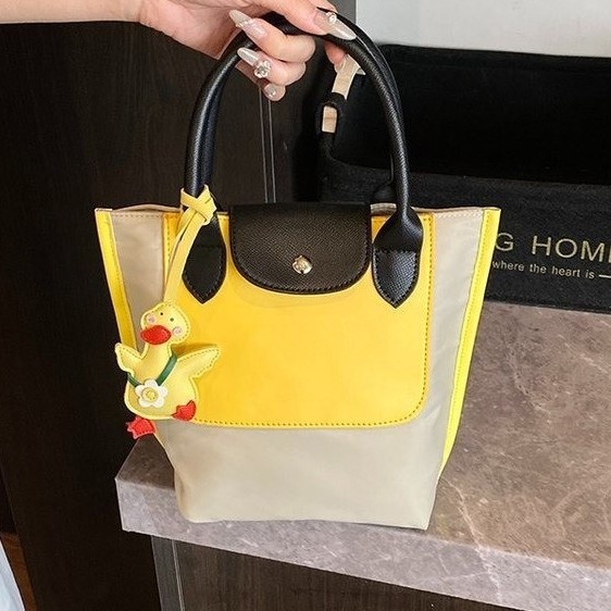 This is a new Spring/Summer 2025 color-block handbag with a crossbody, single-shoulder design, and a large capacity for commuting. It is a niche and high-end handbag full figure