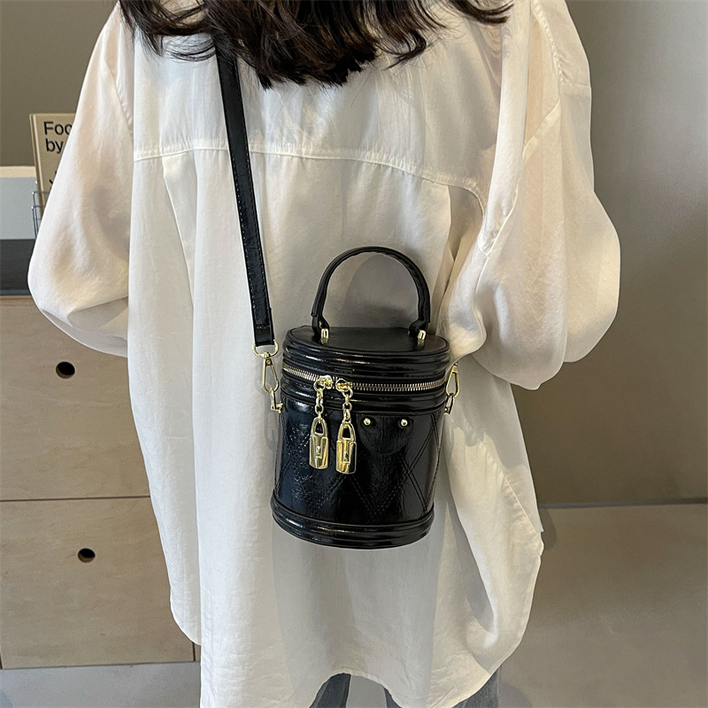 Korean style cylindrical makeup bag for women, stylish solid color single-shoulder small bag, 2024 new diamond-shaped chain bucket crossbody bag Application Scenario