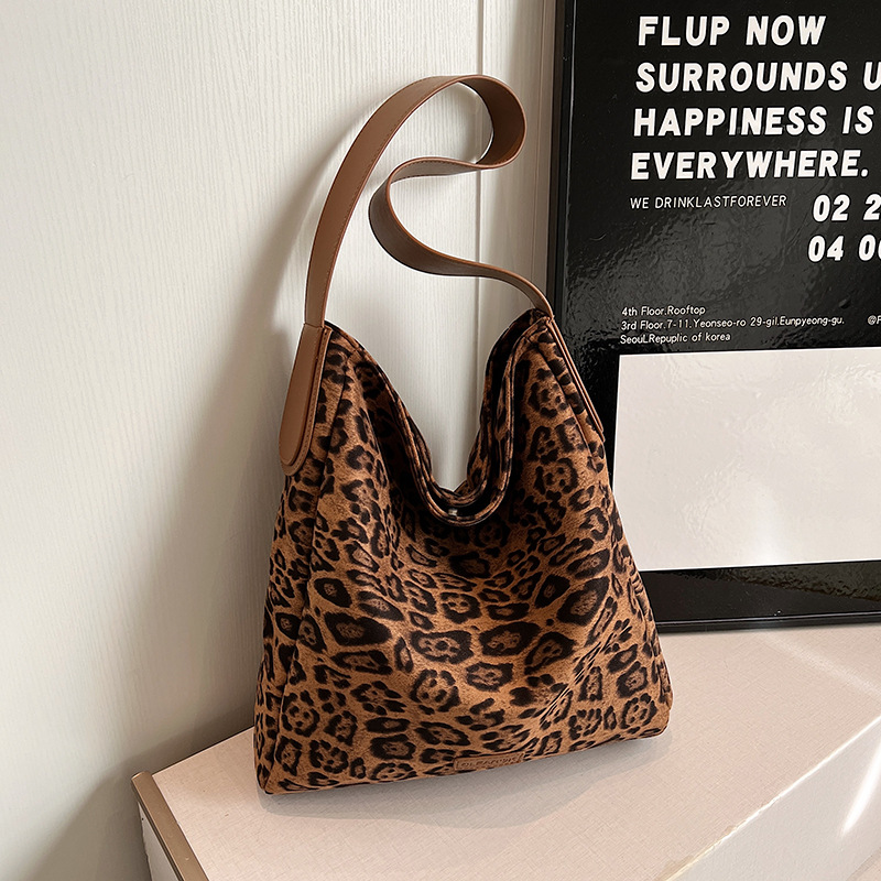 A new fashion design, simple and retro, laid-back style textured tote bag, a stylish and versatile commuter single-shoulder crossbody bag for women details Picture