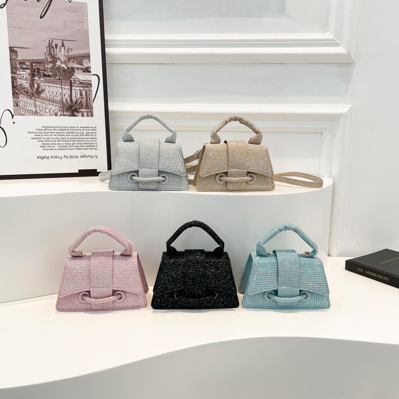 This year's popular fashion mini handbags for the four seasons of 2025, solid-color single-shoulder crossbody bags, small square bags for women Application Scenario