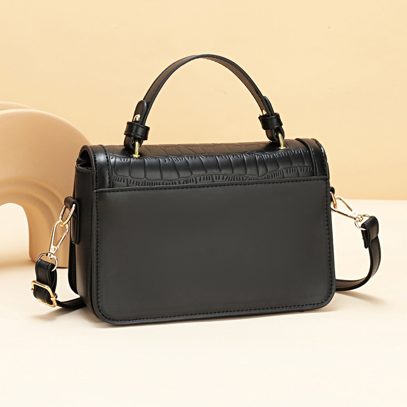 The 2022 autumn new stylish and versatile small square bag for women is a retro, fashionable and casual single-shoulder crossbody bag for ladies Specification drawing