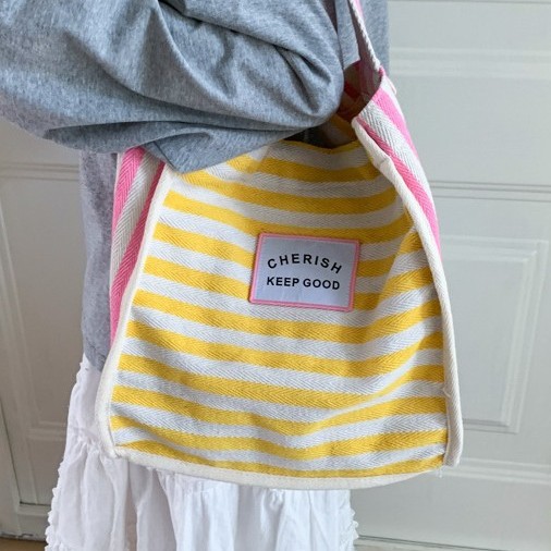 Fashionable striped color-blocking bag, new spring trendy, casual and versatile, large-capacity single-shoulder bag, striped canvas bag details Picture
