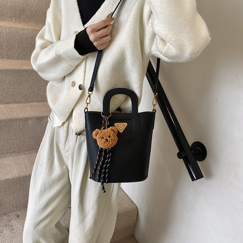 This retro-textured small handbag is a new autumn/winter 2024 collection for women. It is a high-end, stylish and versatile commuter crossbody bag details Picture