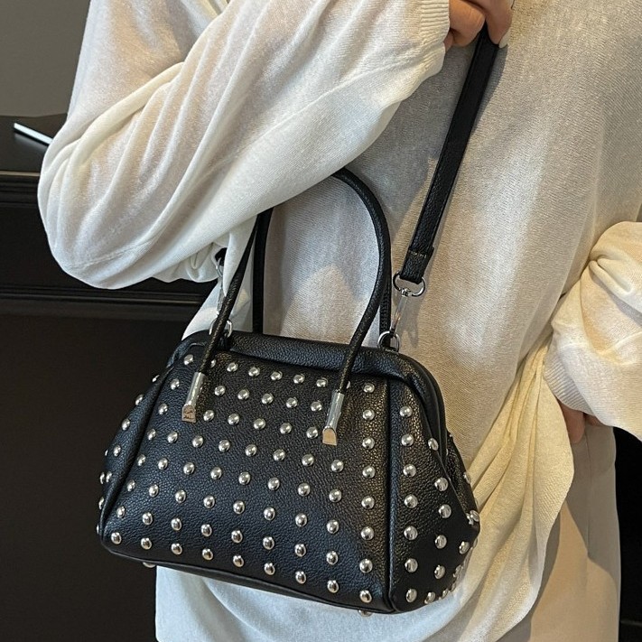 This autumn and winter collection features a niche design for women, a hand-held crossbody bag, a rivet single-shoulder bag, and a trendy and casual European and American style crossbody bag details Picture