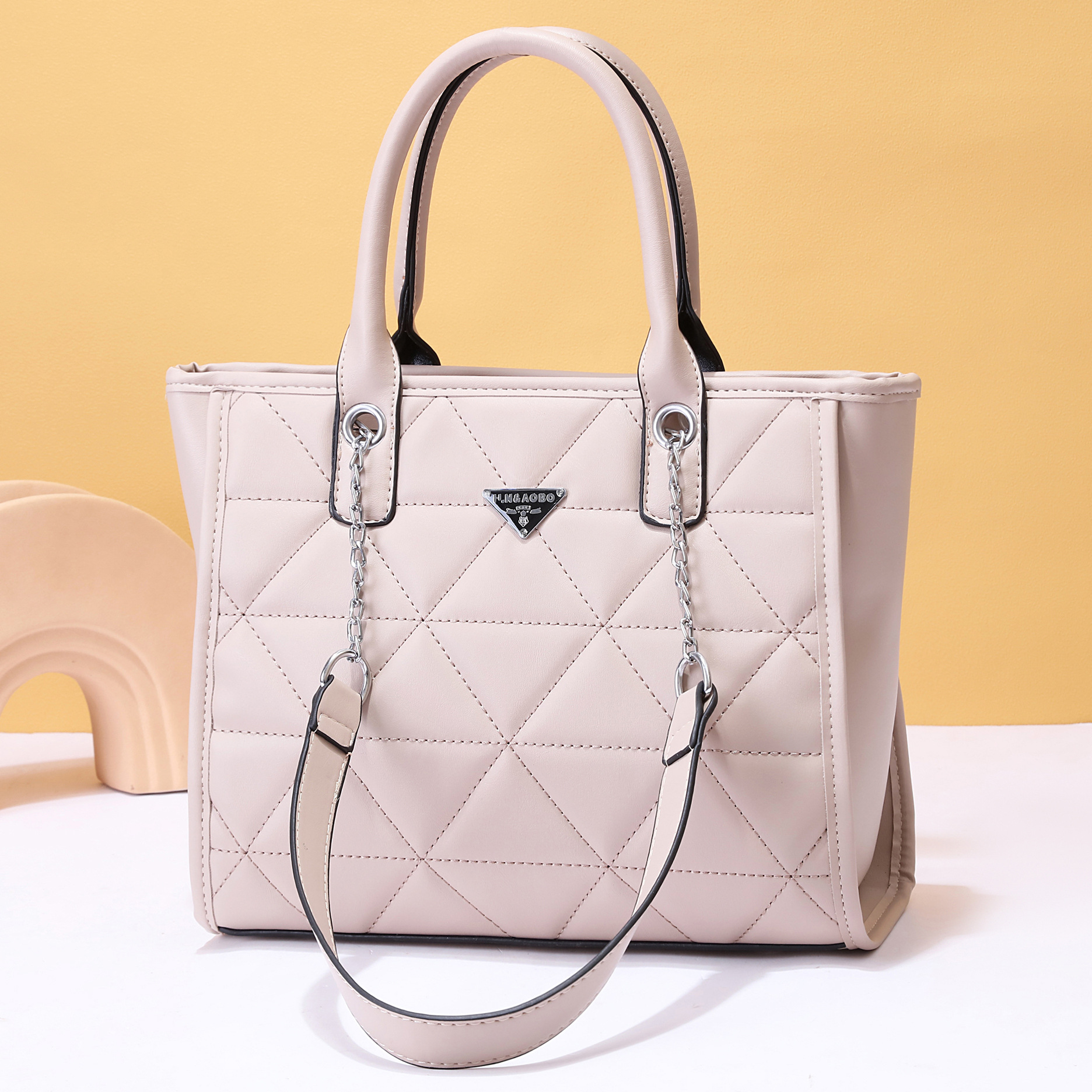 The 2023 new stylish large-capacity hand-held tote bag, with its embroidered and stylish style, is a single-shoulder crossbody bag for women's cross-border travel Specification drawing