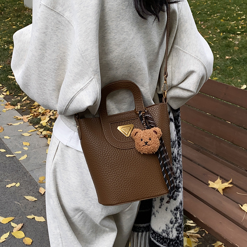 This retro-textured small handbag is a new autumn/winter 2024 collection for women. It is a high-end, stylish and versatile commuter crossbody bag full figure