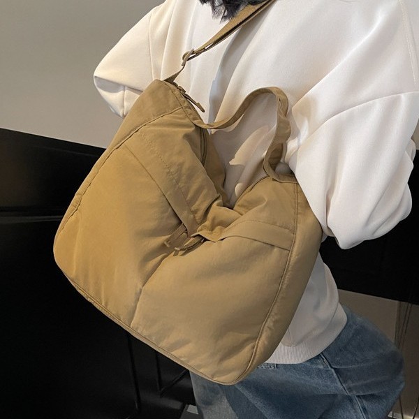 Waterproof nylon fabric dumpling bag for both men and women, simple and sporty style, large-capacity casual single-shoulder tote bag full figure