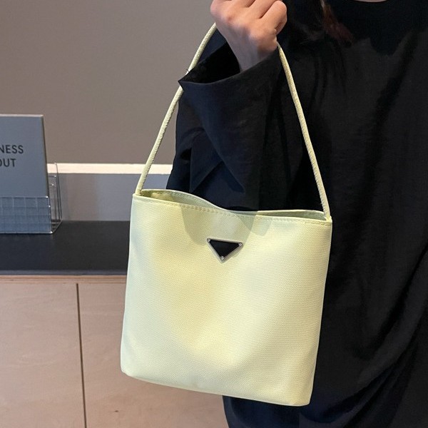 The Korean version of Instagram Super Fire Network red envelope bag for women, 2025 new style, high-end, simple and solid color hand-held commuting bucket bag details Picture
