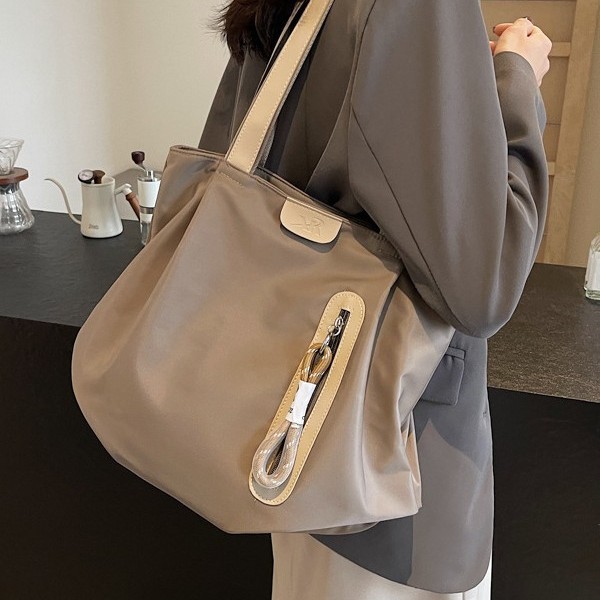 A new high-end and fashionable tote bag with a large capacity and a laid-back shoulder and armpit bag. It's a versatile and casual lady's shoulder bag for autumn and winter details Picture