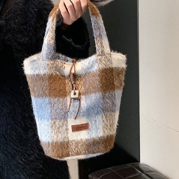 Fashionable and color-blocking woolen underarm bag for women, 2024 new school-style tote bag, casual, trendy and versatile shoulder bag Application Scenario