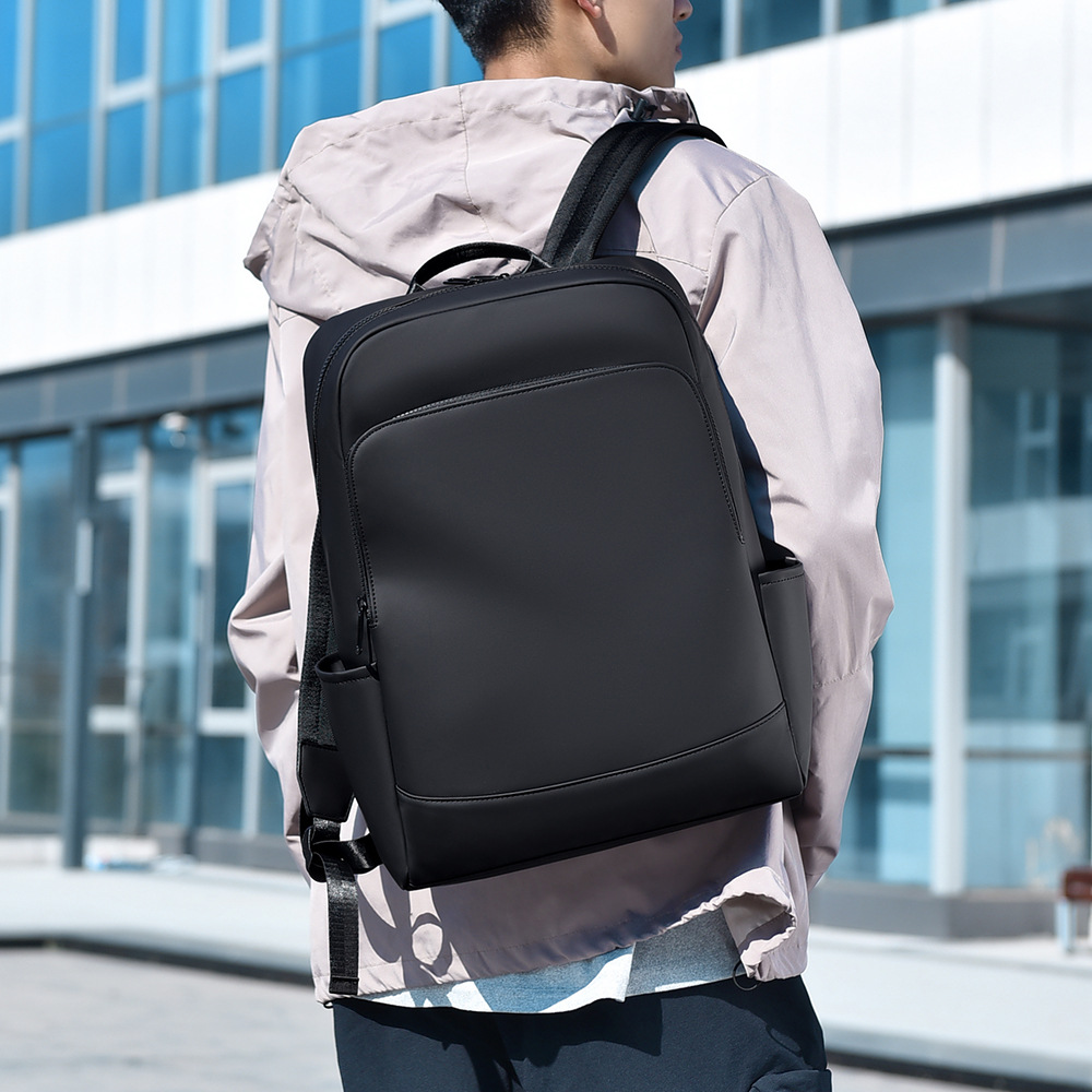 New solid-color backpack for men, a large-capacity, lightweight and high-end computer bag with a simple style full figure