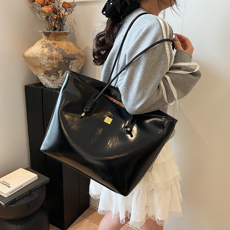 High-end, large-capacity commuter tote bag for women, 2025 new style, lacquered, versatile and fashionable single-shoulder underarm bag details Picture