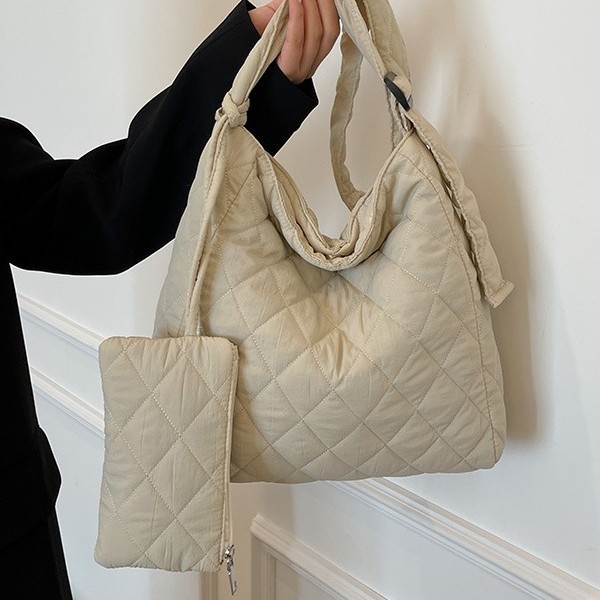 Autumn and winter new collection: Casual and versatile, large-capacity diamond-shaped soft surface crossbody single-shoulder bag, women's nylon fabric bag, cloud mother-and-child bag details Picture